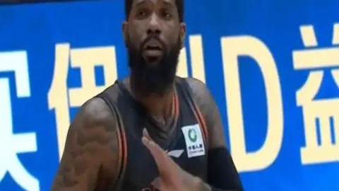 巴塞隆纳与那不勒斯欧联附加赛首回合1-1战平，泽林斯基进球弗兰点球救主